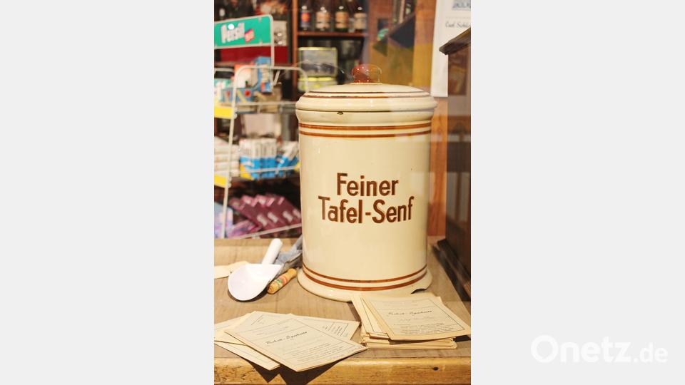 Den Senf gab es damals noch aus einem großen Topf. Bild: Evi Wagner