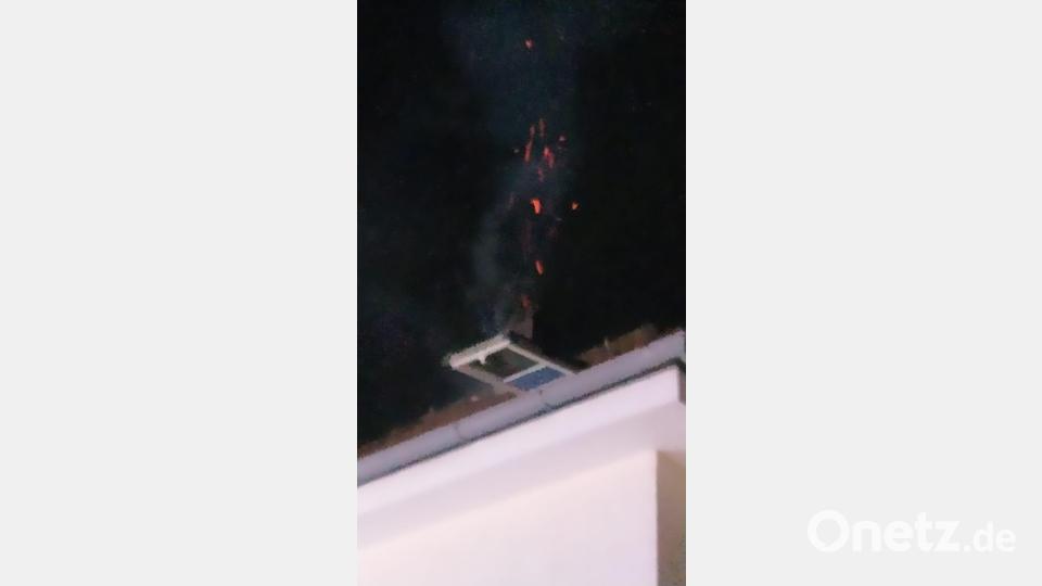 So sieht es aus, wenn aus einem Kamin die Funken schlagen. Bild: FFW Schnaittenbach