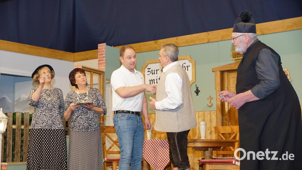 Bereits bei der Begrüßung schwärmten die Mesnerin und ihre Freundin vom Aushilfspfarrer, der vom Bürgermeister und Ortspfarrer begrüßt wurde. Im Bild (von links) Anita Schmidt als Zitzlerin, Elke Bauer als Mesnerin, Michael Scherm als Aushilfspfarrer, Josef Dötsch als Wirt und Bürgermeister sowie Josef Bauer als Pfarrer. Bild: bkr