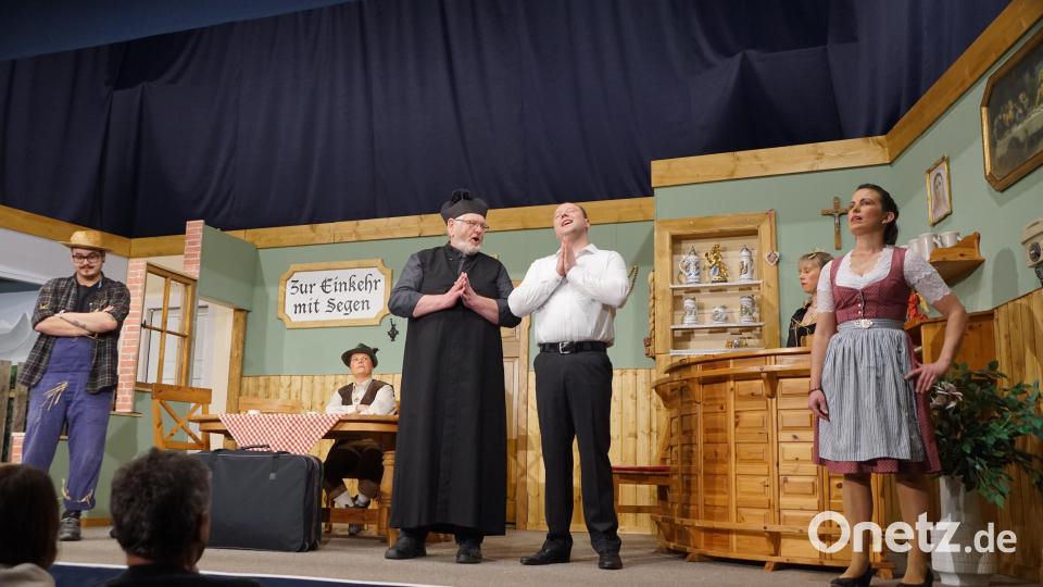 Ein Stoßgebet richtet der Ortspfarrer (Josef Bauer) mit seinem Neffen (Michael Scherm) in den Himmel, nachdem der Jungbauer (Martin Scherm, links) und sein Gspusi (Constanze Franziska Steiner, Zweite von rechts) beim Tête-à-Tête auf dem Heuboden überrascht wurden. Auch die Tierärztin und Jägerin (Bianca Schiffner, sitzend) und die Wirtstochter (Carina Peetz, rechts) sind mit von der Partie. Bild: bkr