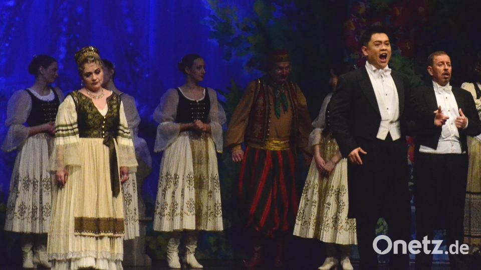 Die Lustige Witwe (Cararina Coresi Lal, Zweite von links) bei der Gartenparty in ihrer Villa. Rechts Steffan Mullan als Graf Danilo. Bild: Kunz