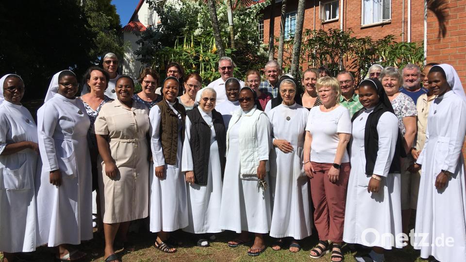 Was einst die deutschen Mallersdorfer Schwestern im Sizanani-Outreach-Projekt in Nkandla begannen, wird längst durch viele, vor allem junge, afrikanische Schwestern weitergetragen, die den Konvent zu einem lebendigen Miteinander formen. Unser Bild zeigt sie mit der Nabburger Reisegruppe. Bild: Pfarrei Nabburg/exb