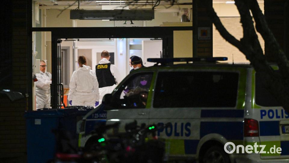 Ermittler untersuchen den Tatort. Bild: Pontus Lundahl/TT/TT News Agency/AP/dpa