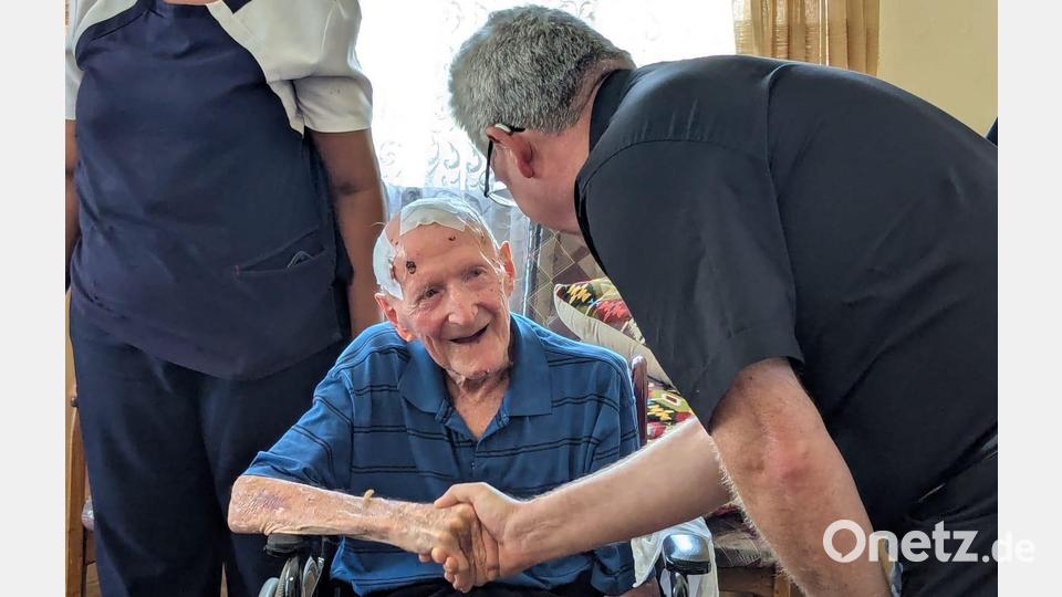 Bischof Fritz Lobinger empfängt die Nabburger mit Pfarrer Hannes Lorenz (links) und freut sich sichtlich über den Besuch aus der Heimat. Bild: Pfarrei Nabburg/exb