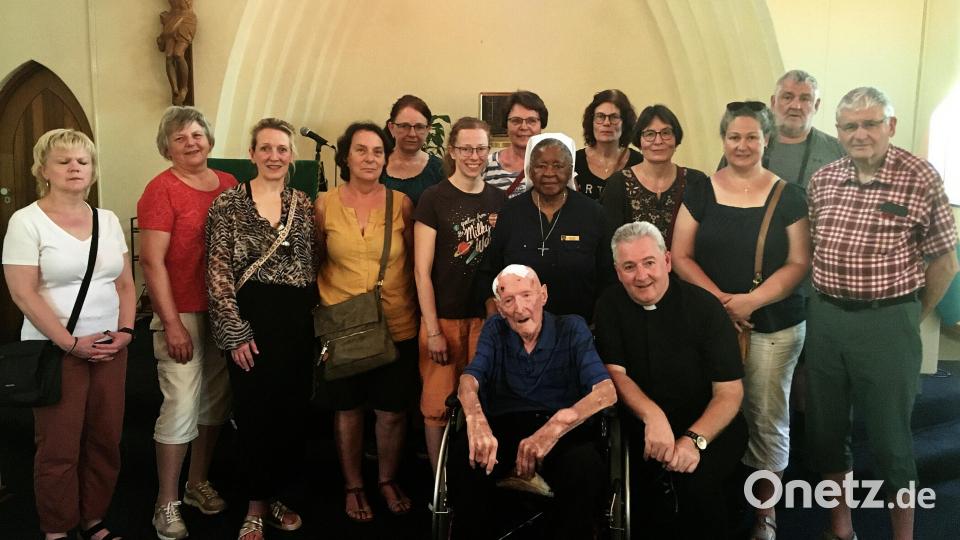 Besonders beeindruckend ist die Begegnung mit dem Nabburger Ehrenbürger Bischof Dr. Fritz Lobinger, der in Pretoria im „Holy Cross“ Haus der Kreuzschwestern lebt, zusammen mit vielen pflegebedürftigen Priestern und Schwestern. Erst kurz vor dem Besuch der Reisegruppe konnte er dort seinen 96. Geburtstag feiern. Bild: Pfarrei Nabburg/exb
