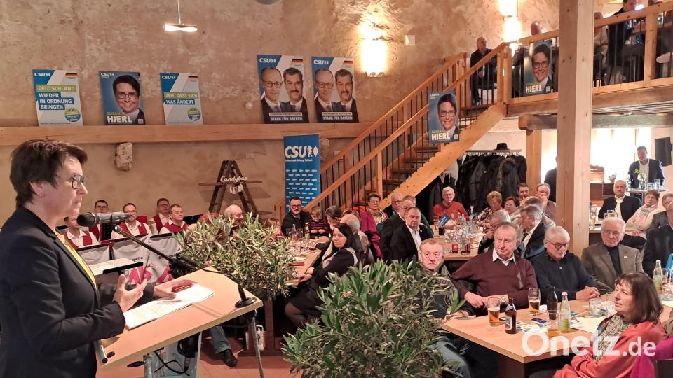 Bundestagsabgeordnete Susanne Hierl (links) versichert beim Neujahrsempfang des CSU-Kreisverbands Amberg-Sulzbach, dass CSU und CDU nicht mit der AfD zusammenarbeiten werden. Bild: pop