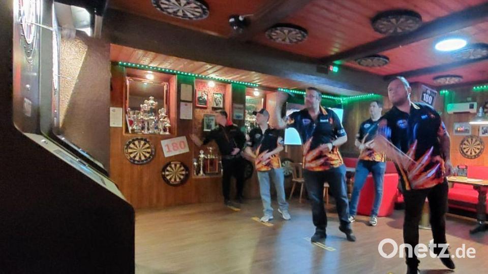 Trotz sportlicher Rivalität steht die Freundschaft zwischen den Dartclubs aus Weiden und Eslarn mittlerweile über allem. Bild: gz