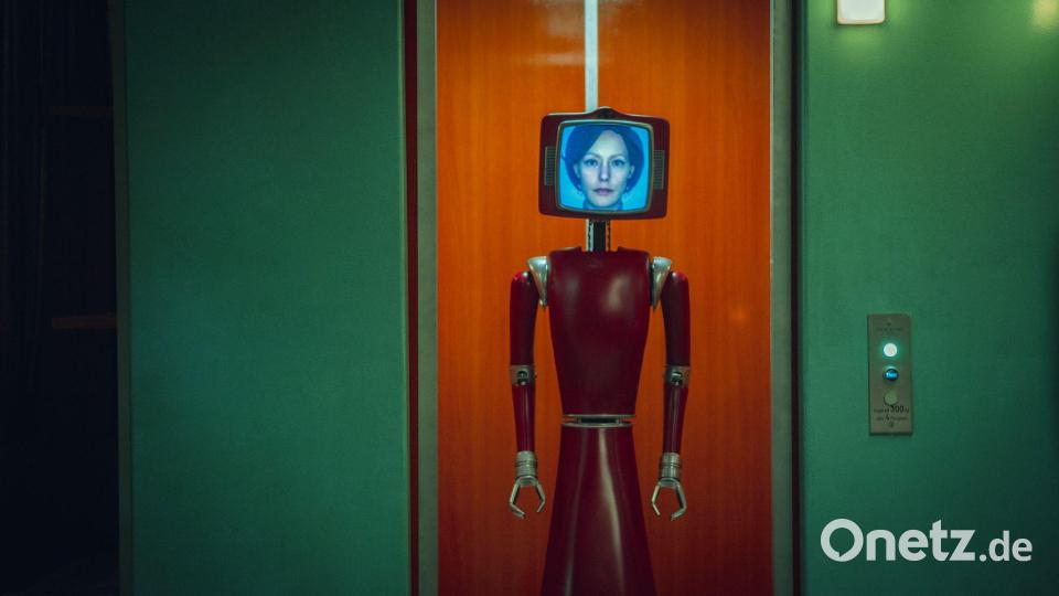 Roboter Cassandra (Lavinia Wilson) stammt aus einer anderen Zeit. Bild: Sasha Ostrov/Netflix/dpa