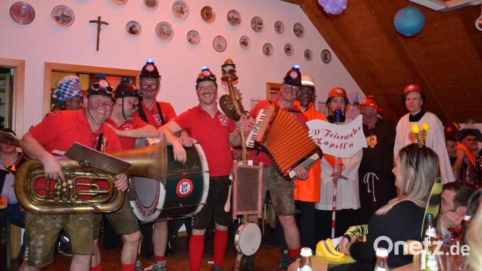Die „Feierwehr-Kapell´n“ sang in Form von „Gstanzln“ allerhand Begebenheiten aus dem Gemeindeleben aus und wurde mit großem Jubel und Beifall vom Publikum belohnt. Bild: gi
