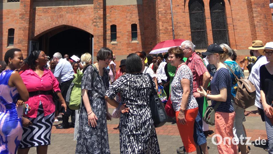 Hautnah erfahren die Teilnehmer, was „katholisch“ auf südafrikanisch bedeutet. Der zweieinhalbstündige Gottesdienst in der großen Kathedrale von Durban auf isiZulu wird zum Erlebnis. Eine volle Kirche ein mächtiges, schwungvolles Singen und tanzende Gläubige. Bild: Pfarrei Nabburg/exb