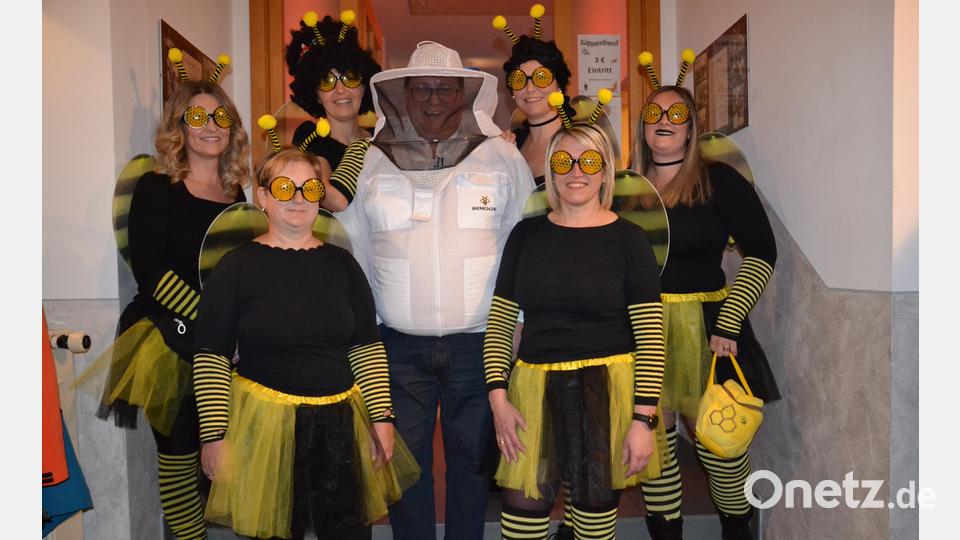 Toll kostümierte Gäste gab es zu sehen, wie der Imker mit den Bienen. Bild: gi