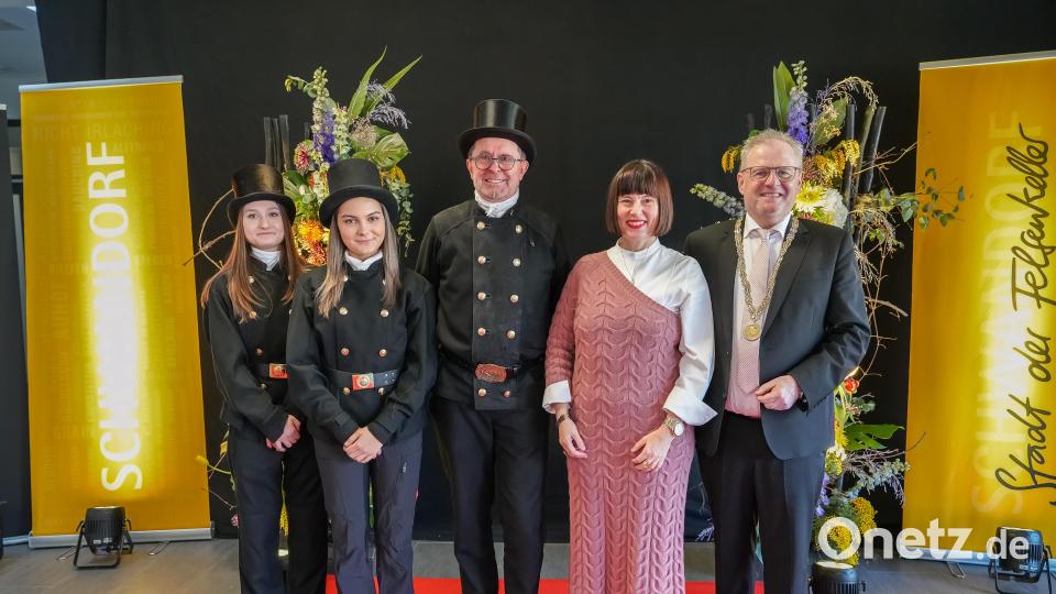 Schwandorfs Oberbürgermeister Andreas Feller (rechts) begrüßt mit Ehefrau Susanne (Zweite von rechts), Kaminkehrer-Obermeister Peter Wilhelm (Mitte) sowie zwei Auszubildenden der Kaminkehrer-Innung die Gäste des Jahresempfangs auf dem roten Teppich. Bild: Peter Mayer/exb