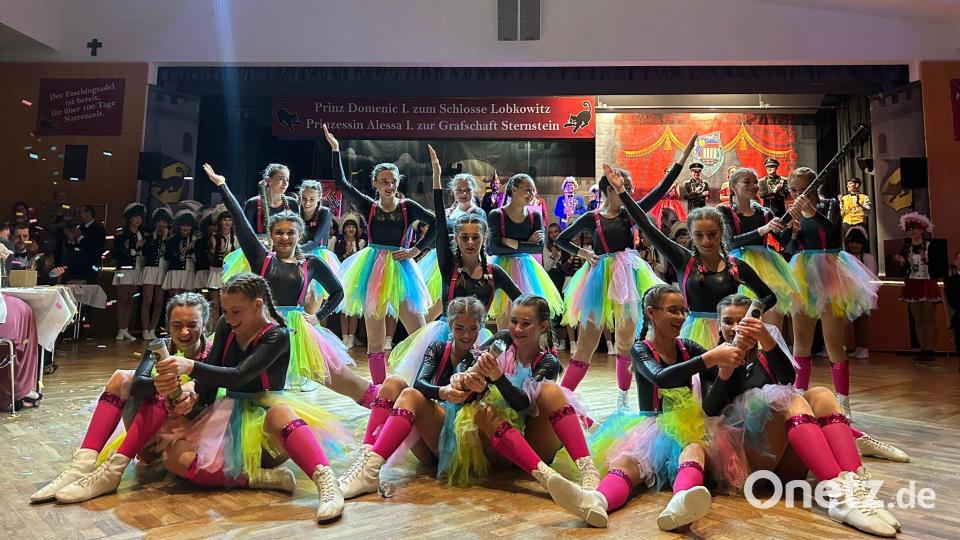 Bunt und lustig zeigte sich die Jugendgarde beim Inthroball in Neustadt/WN. Bild: Bernhard Knauer