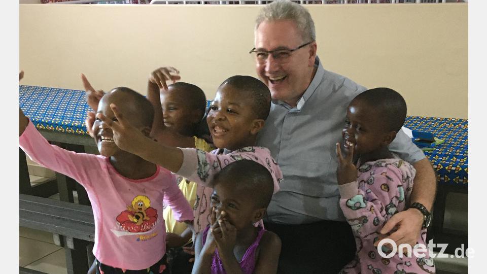 Die Kinder umringen Pfarrer Hannes Lorenz beim Besuch im Waisenhaus von Nkandla. Bild: Pfarrei Nabburg/exb