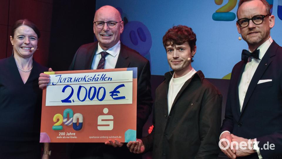 Knetillustrator Andi Meier (Zweiter von rechts) hatte auf einen Teil seines Honorars verzichtet, die Sparkasse verdoppelte den Betrag, so dass Lebenshilfe-Vorsitzender Eduard Freisinger (Zweiter von links) mit 2000 Euro für die Jura-Werkstätten überrascht wurde. Mit im Bild die beiden Sparkassen-Vorstände Thomas Pickel (rechts) und Sonja Kalb. Bild: Stephan Huber