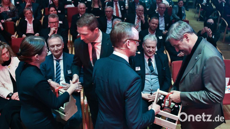 Eine kleine Wegzehrung in Form von Bier und Honig, den die Sparkassen-Bienen produziert hatten, überreichten Sonja Kalb an Matthias Dießl, Präsident des bayerischen Sparkassenverbandes, und Thomas Pickel an Ministerpräsident Markus Söder. Bild: Stephan Huber