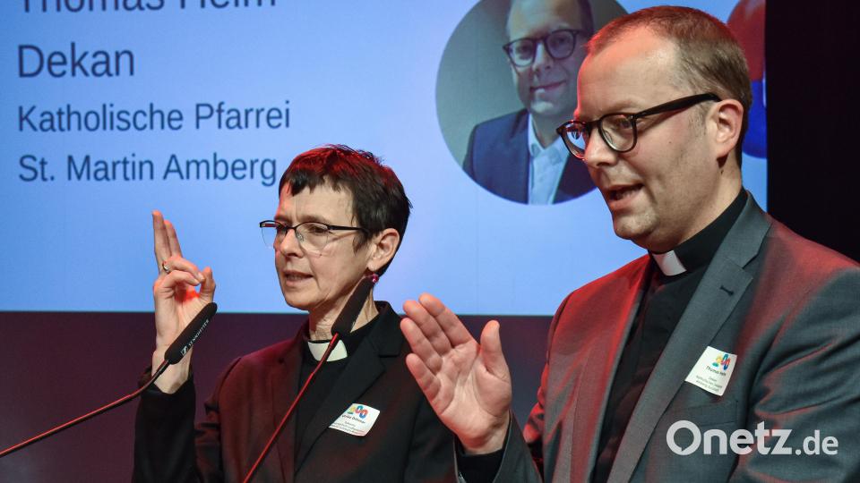 Dekanin Ulrike Dittmann (links) und Dekan Thomas Helm (rechts) beim kirchlichen Segen. Bild: Stephan Huber