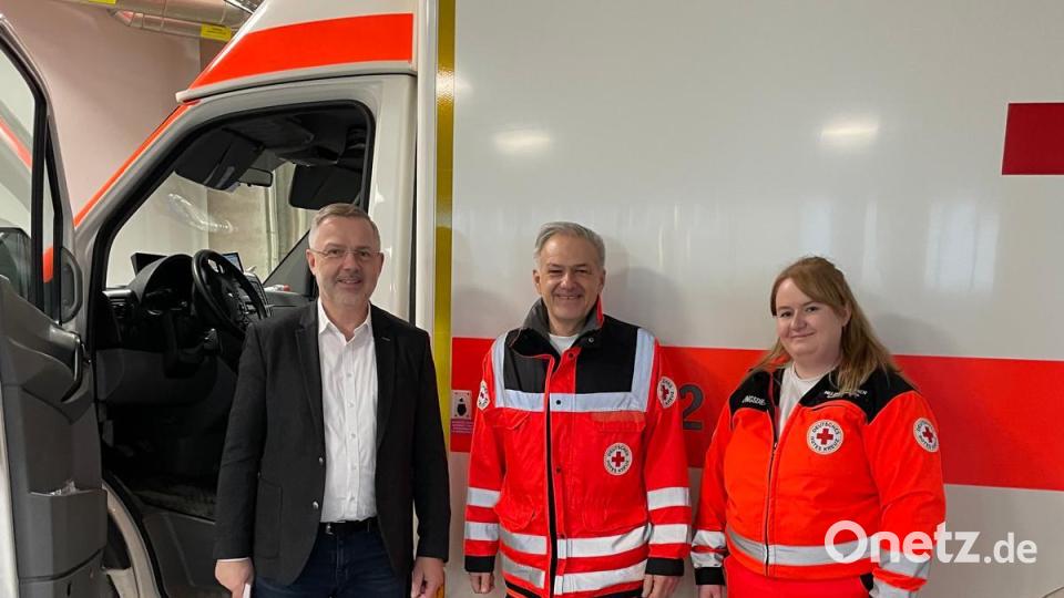 Einen Nachmittag lang begleitete Roland Grillmeier (Mitte) den Rettungsdienst im Landkreis Tirschenreuth. Melissa Wagner hatte den Landrat dazu eingeladen. Links Michael Hoffmann, Vorstand der Kliniken Nordoberpfalz AG. Bild: Dominik Göhl/Landratsamt Tirschenreuth/exb