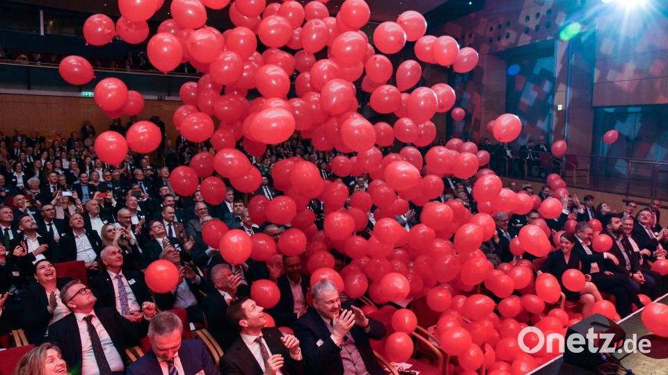 Am Ende des offiziellen Festakts regnete es im großen Saal des ACC rote Luftballons auf die Gäste der Geburtstagsparty der Sparkasse herab. Bild: Stephan Huber
