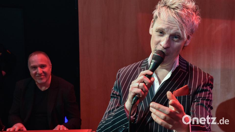 Sänger Markus Engelstaedter, den Bernd Meyer am Piano begleitete, hatte den Udo-Jürgens-Song &quot;Mit 66 Jahren&quot; auf die Jubilarin und deren 200 Jahre umgetextet. Bild: Stephan Huber