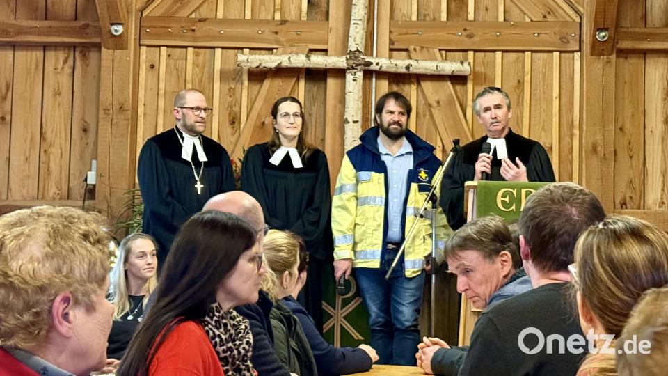 Beim Gottesdienst unterstützen (stehend, von links) Dekan Tobias Schäfer aus Hersbruck, Pfarrerin Judith Felsner und Diakon Tim Saborowski den scheidenden Pfarrer Andreas Utzat. Bild: Brigitte Lang