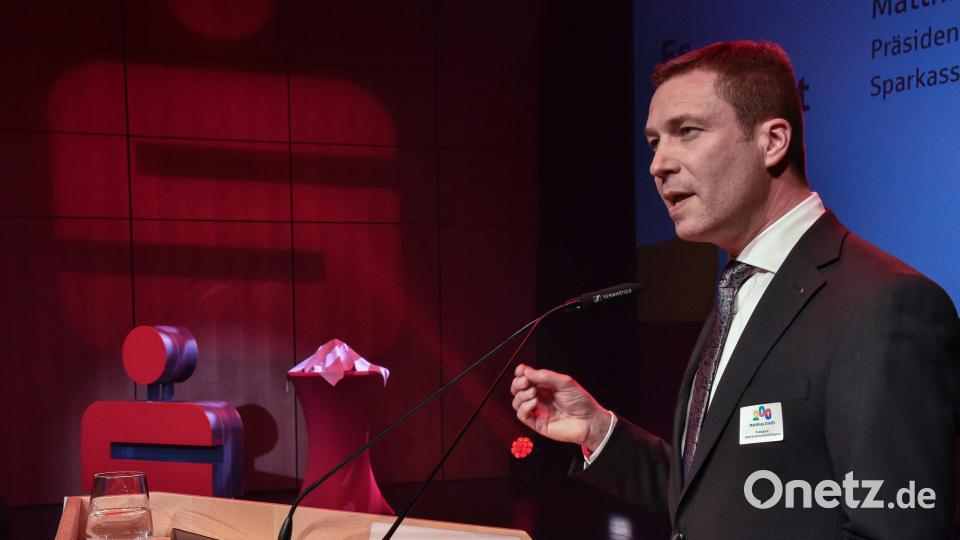 Auch der Präsident des bayerischen Sparkassenverbandes, Matthias Dießl, gratulierte der Sparkasse Amberg-Sulzbach zum 200-jährigen Bestehen. Bild: Stephan Huber