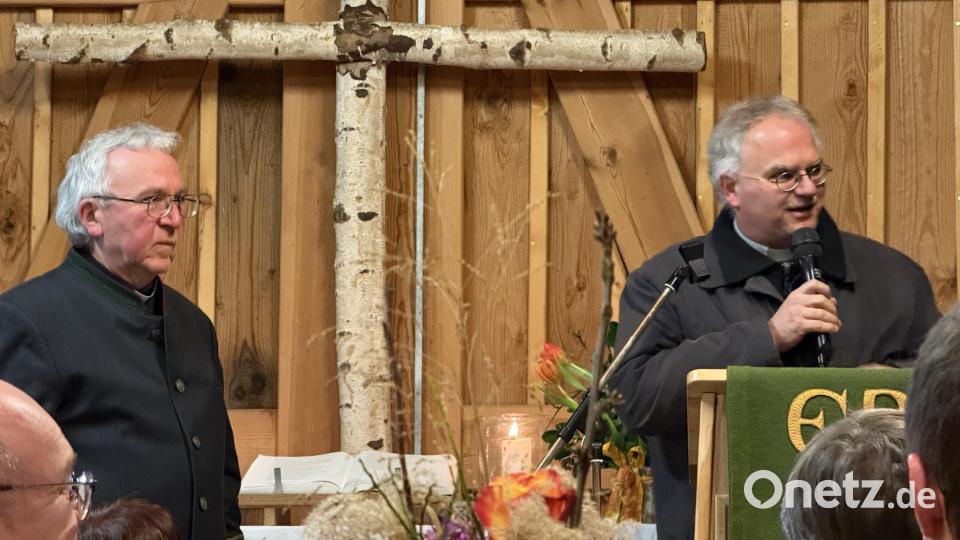 Die katholischen Pfarrer (von links) Gerhard Ehrl und Roland Klein überbrachten Grüße und gute Wünsche. Bild: Brigitte Lang
