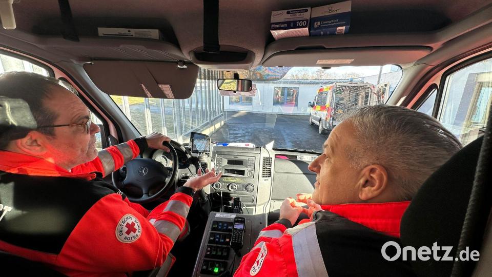 Einen Tag lang fuhr Landrat Roland Grillmeier (rechts, zusammen mit Wachleiter Richard Cruz) im Rettungswagen mit und erlebte dort hautnah die täglichen Herausforderungen der Besatzung. Bild: Dominik Göhl/Landratsamt Tirschenreuth/exb