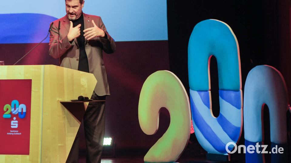 Markus Söder witzelte, dass er zur Sparkasse eine längere Beziehung habe als zu seiner Frau und der CSU. Bild: Stephan Huber