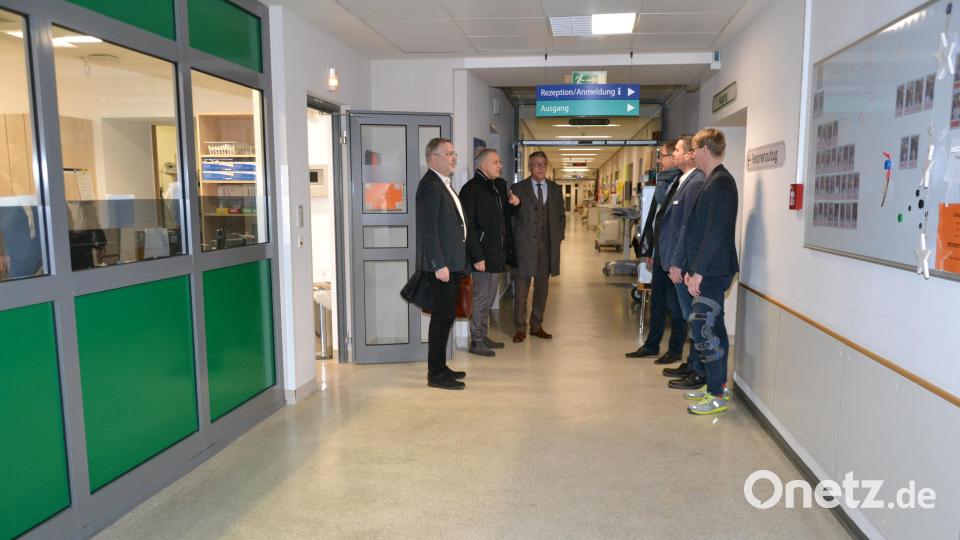 Im Erdgeschoss des Krankenhauses Tirschenreuth ist die Akutgeriatrie untergebracht. Bei den Umbauplänen wurde betont, dass beide Flügel, die von den zentral gelegenen Schwesternstationen abgehen, saniert werden. Bei der Besichtigung dabei waren (von links) KNO-Vorstand Michael Hofmann, Landrat Roland Grillmeier, Bürgermeister Franz Stahl, KNO-Pressesprecher Friedrich Peterhans, KNO-Technikleiter Bastian Pausewang und Stephan Schumacher, Klinikdirektor für Tirschenreuth, Kemnath und Erbendorf. Bild: as