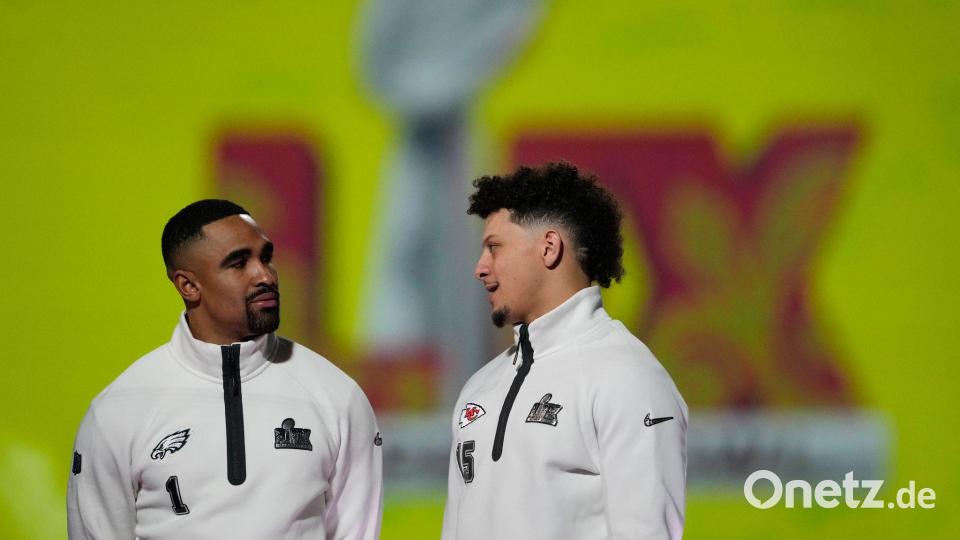 Standen sich bereits vor zwei Jahren in einem Super Bowl gegenüber: Jaylen Hurts (l) und Patrick Mahomes. Bild: Matt York/AP/dpa