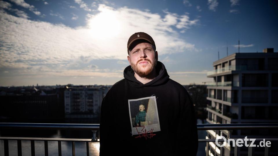 Den Song „Leuchtturm“ widmet Rapper Finch seiner Tochter. (Foto Produktion) Bild: Christoph Soeder/dpa