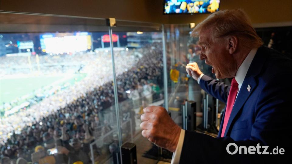 Als erster amtierender Präsident kommt Donald Trump zu einem Super Bowl. Bild: Evan Vucci/AP Pool/dpa