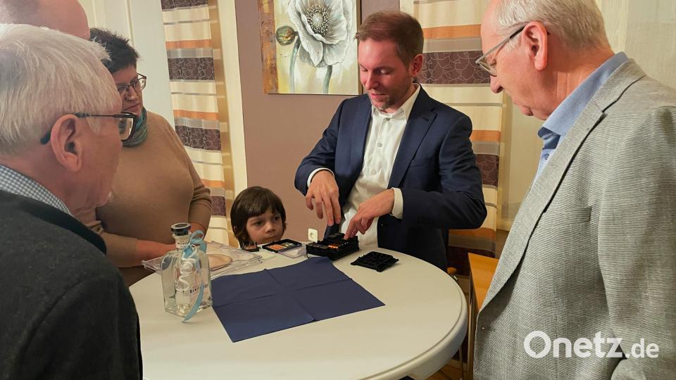 Dr. Konrad Schraml (Mitte) wurde auch von der Gemeinde Kastl für seine wissenschaftliche Arbeit ausgezeichnet. Bild: Hans Walter