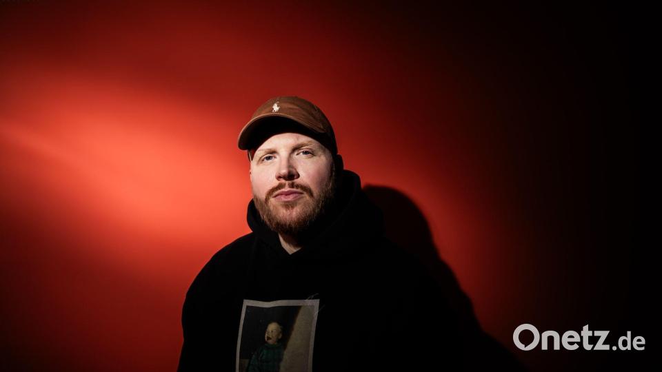 Finch ist Vater geworden. Sein Privatleben will er dafür aber nicht aufgeben. (Foto Produktion) Bild: Christoph Soeder/dpa
