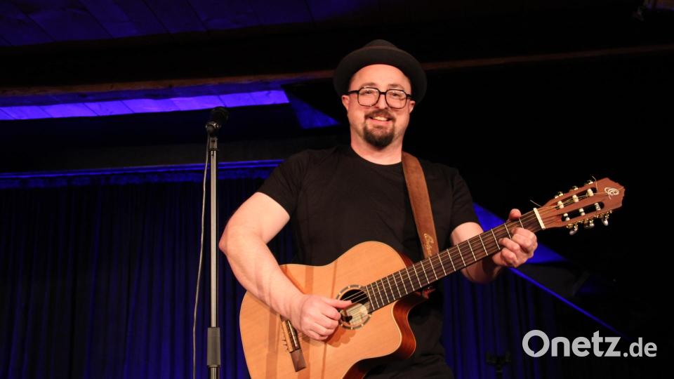 Ein &quot;Freckerl&quot; auf der Bühne: Der Oberpfälzer Musikkabarettist Helmut A. Binser bringt am Donnerstag sein Publikum auf dem Schafferhof zum Lachen - und das zwei Stunden lang. Bild: prh