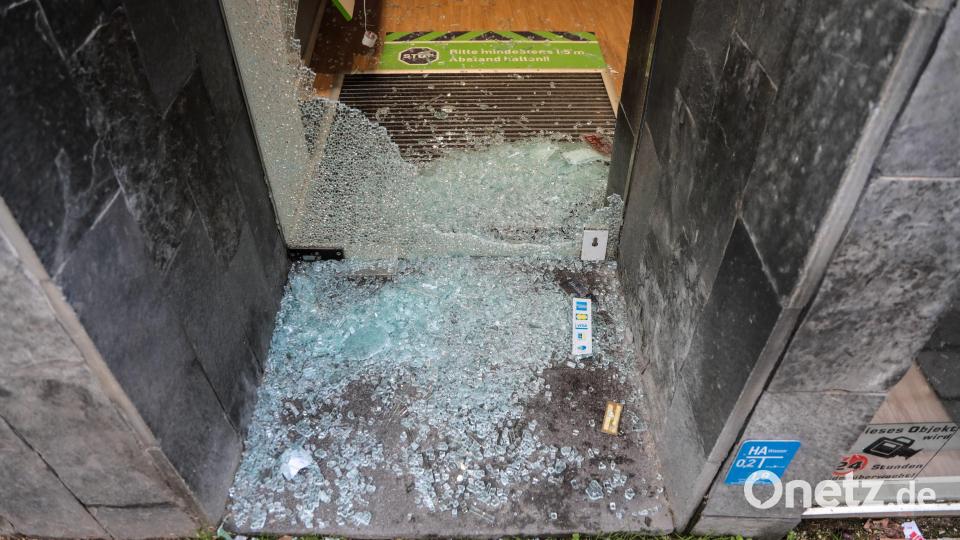 Die Täter haben die Glastüren mit einem Gegenstand eingeworfen. Bild: Wolfgang Steinbacher