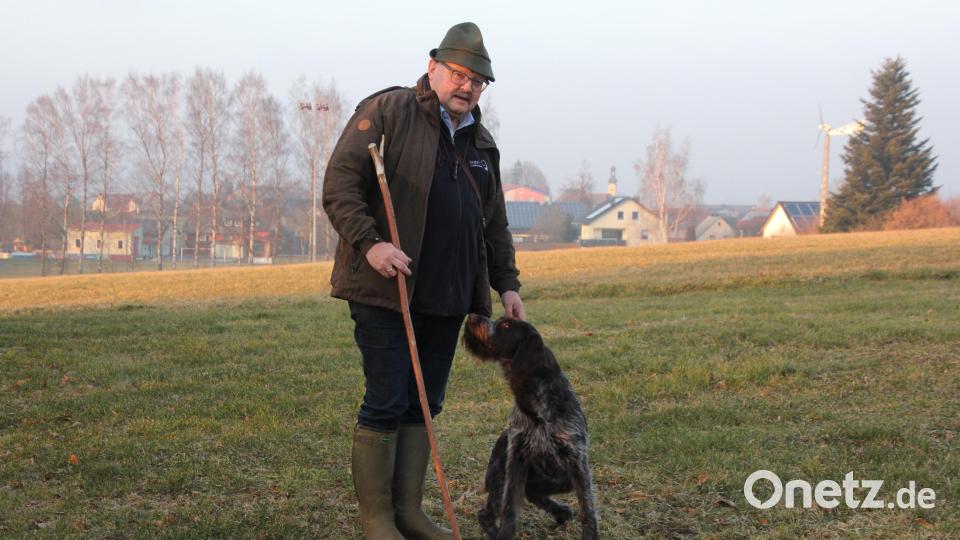 Alfred Stier geht gerne auf die Jagd. Hier mit seinem knapp zweijährigen Drahthaar-Jagdhund "Hexe", den er erst seit ein paar Wochen hat. Bild: kro