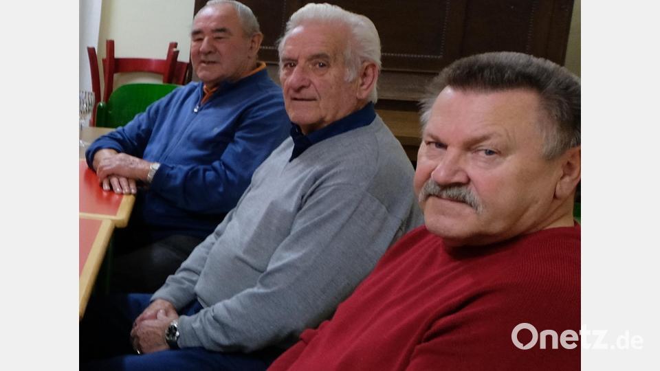 Chorleiter Erwin Löw, 1. Vorsitzender Alfons Lehner und 2. Vorsitzender Gerhard Meyer (von rechts) werden in der Generalversammlung am 17. März Rede und Antwort stehen, wenn es um die Auflösung des Liederkranzes 1862 geht. Bild: le