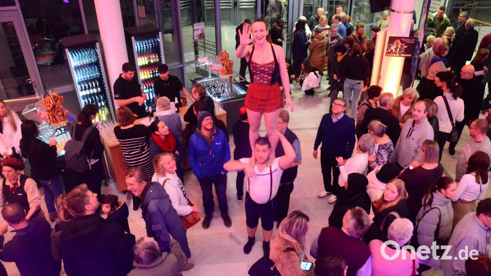 Viele Grüße auch nach oben. Akrobatische Stimmung herrscht bereits im Foyer der Max-Reger-Halle. Bild: Kunz