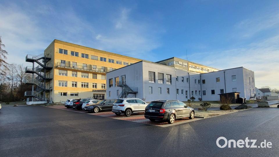 Am Tirschenreuther Krankenhaus werden der Westflügel (links) und der Ostflügel (rechts im Hintergrund) saniert, um den Einzug der geriatrischen Reha zu ermöglichen. Das MVZ (im Vordergrund) ist von der Baumaßnahme nicht berührt. Bild: rti
