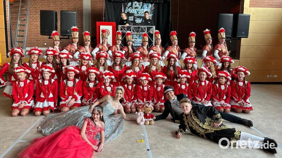 Die Kinder-, die Jugend- und die Prinzengarde der Narrhalla Rot-Weiß-Gold Rieden eröffneten zusammen mit den beiden Prinzenpaaren beim Narrhallaball die Faschingssaison. Bild: Annette Weiß