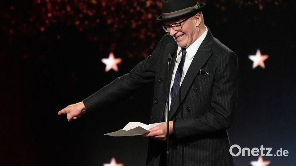 Der französische Filmemacher Jacques Audiard nimmt den Preis für den besten fremdsprachigen/nicht-englischsprachigen Film entgegen - für das spanischsprachige Musical „Emilia Pérez“. Bild: Chris Pizzello/Invision/AP/dpa