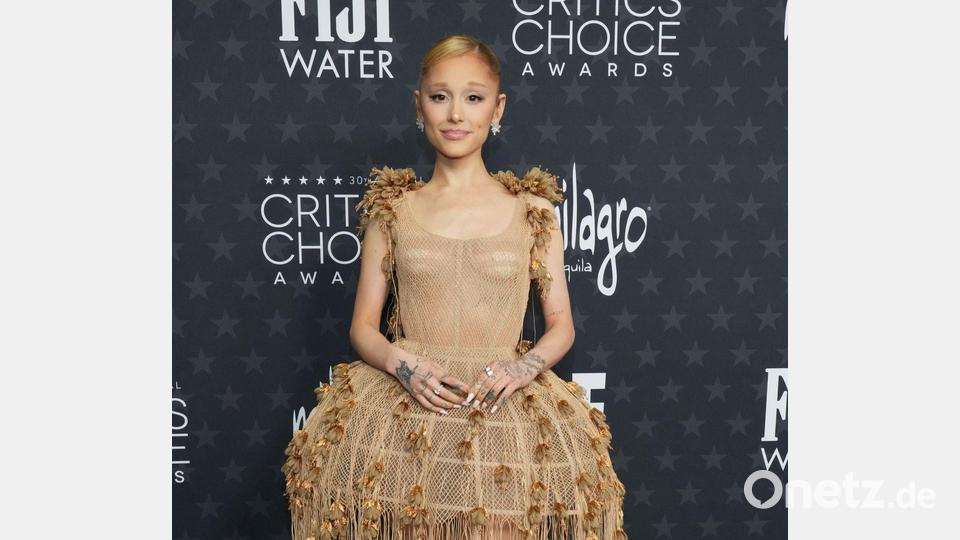 Ariana Grande („Wicked“) trug ein aufsehenerregendes Kleid von Dior im Nude-Look. Bild: Jordan Strauss/Invision/AP/dpa