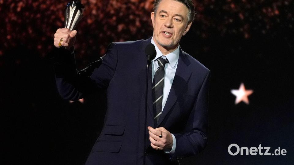 Peter Straughan nimmt den Preis für das beste adaptierte Drehbuch entgegen („Konklave“). Bild: Chris Pizzello/Invision/AP/dpa