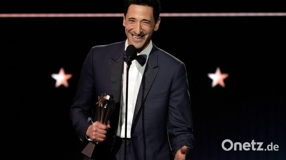 Adrien Brody („The Brutalist“) nimmt den Preis für den besten Schauspieler nach Hause. Bild: Chris Pizzello/Invision/AP/dpa
