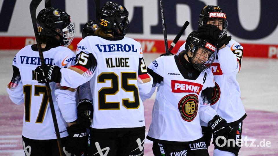 Die deutschen Eishockey-Frauen jubeln über den souveränen Erfolg über die Slowakei. Bild: Gregor Fischer/dpa