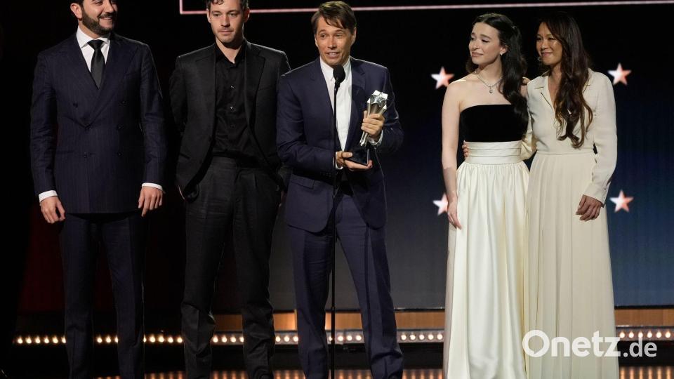 Überraschend bester Film: das Team von „Anora“. Bild: Chris Pizzello/Invision/AP/dpa