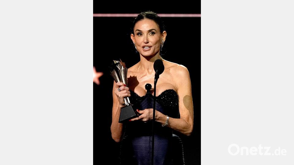 Demi Moore („The Substance“) mit dem Preis für die beste Schauspielerin. Bild: Chris Pizzello/Invision/AP/dpa
