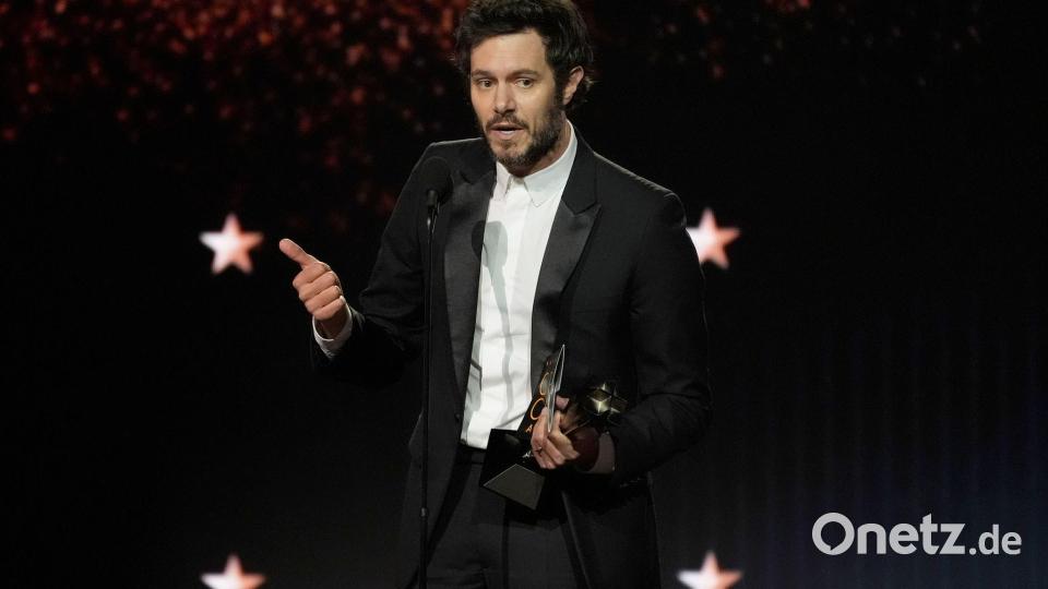 Adam Brody spielte einen Rabbi in der Serie „Nobody Wants This“ an der Seite von Kristen Bell und wurde nun als bester Schauspieler in einer Comedyserie ausgezeichnet. Bild: Chris Pizzello/Invision/AP/dpa